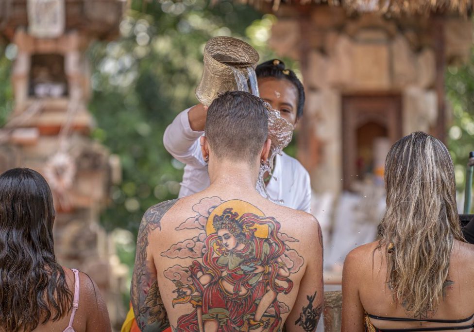 Visuel de la retraite de yoga à Bali 2026 organisée par Namaste Yoga Limoilou, avec rituel de purification.